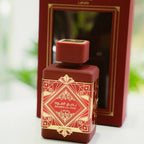 Perfume Lataffa Bade'e Al Oud Sublime en lata, frasco de 1.1 oz, con diseño elegante y detalles en el envase.