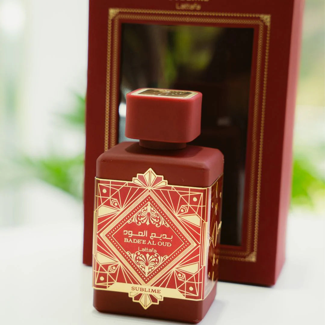 Perfume Lataffa Bade'e Al Oud Sublime en lata, frasco de 1.1 oz, con diseño elegante y detalles en el envase.