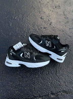 Ropa deportiva Valkyrie New Balance 530, ropa cómoda y moderna para entrenamiento y actividades físicas.