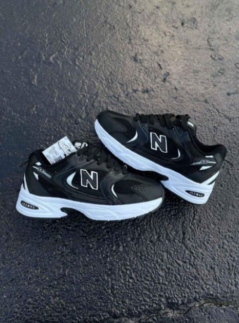 Ropa deportiva Valkyrie New Balance 530, ropa cómoda y moderna para entrenamiento y actividades físicas.