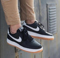 Zapatos de moda Nike Force One de Taboada, vista lateral mostrando el diseño moderno y detalles en la suela blanca.