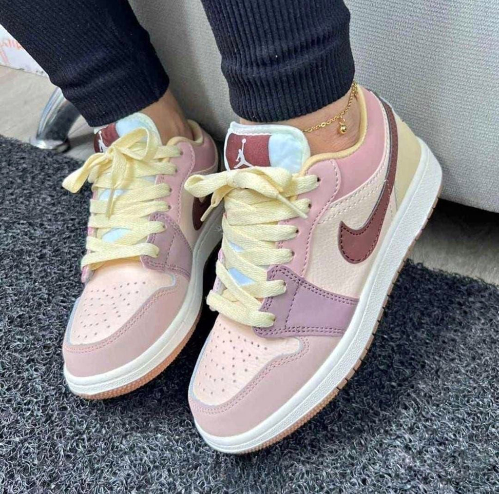 Zapatos de moda Nike Jordan de Taboada, vista lateral mostrando el diseño y color característico de la marca.