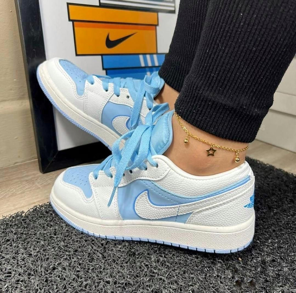 Zapatos de moda Nike Jordan en color negro y blanco, vista lateral de calzado deportivo para mujer.