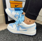 Zapatos de moda Nike Jordan en color negro y blanco, vista lateral de calzado deportivo para mujer.
