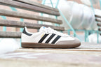 Zapatos Adidas Samba de moda en color negro, vista lateral con detalles de la marca y suela blanca.
