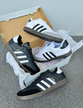 Zapatillas Adidas Samba de Tula, calzado de moda en color negro con detalles en blanco y suela de goma.