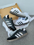 Zapatillas Adidas Samba de Tula, calzado de moda en color negro con detalles en blanco y suela de goma.