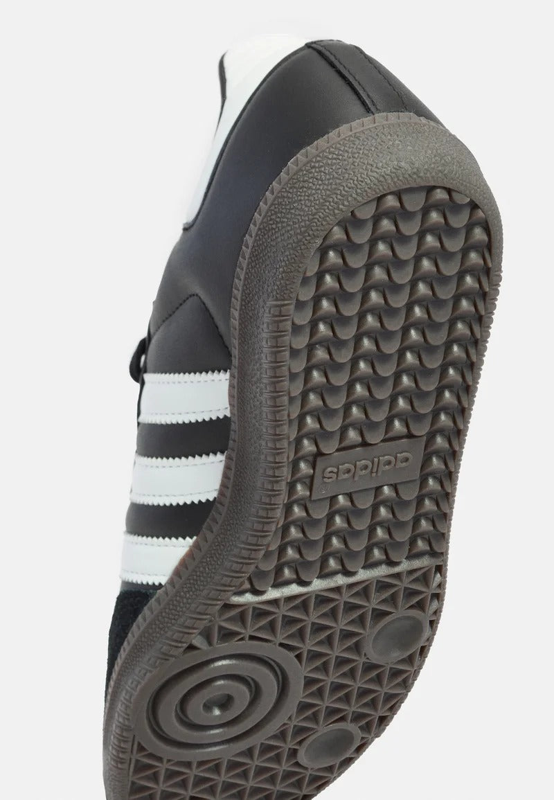 Zapatos Adidas Samba de moda en color negro, con detalles en blanco y suela de goma, en estilo casual y deportivo.