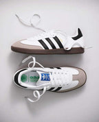 Zapatos Adidas Samba de moda en color negro con detalles blancos, estilo clásico y cómodo, marca Tula.