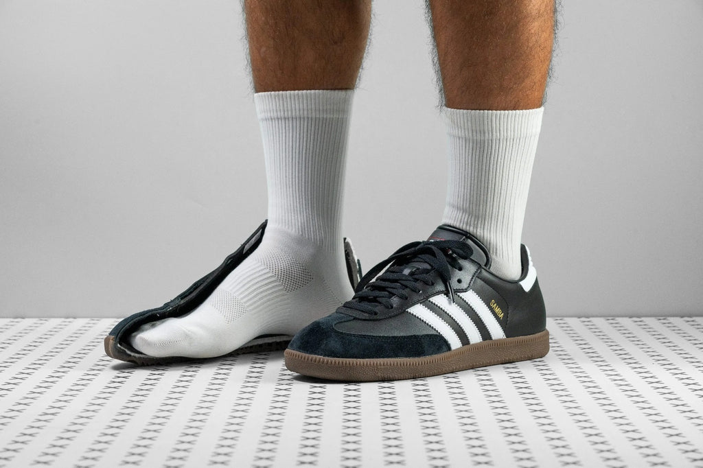 Zapatos Adidas Samba de moda en color negro, con detalles en blanco, mostrados en una imagen de estilo casual y deportivo.