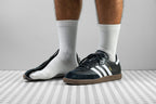 Zapatos Adidas Samba de moda en color negro, con detalles en blanco, mostrados en una imagen de estilo casual y deportivo.