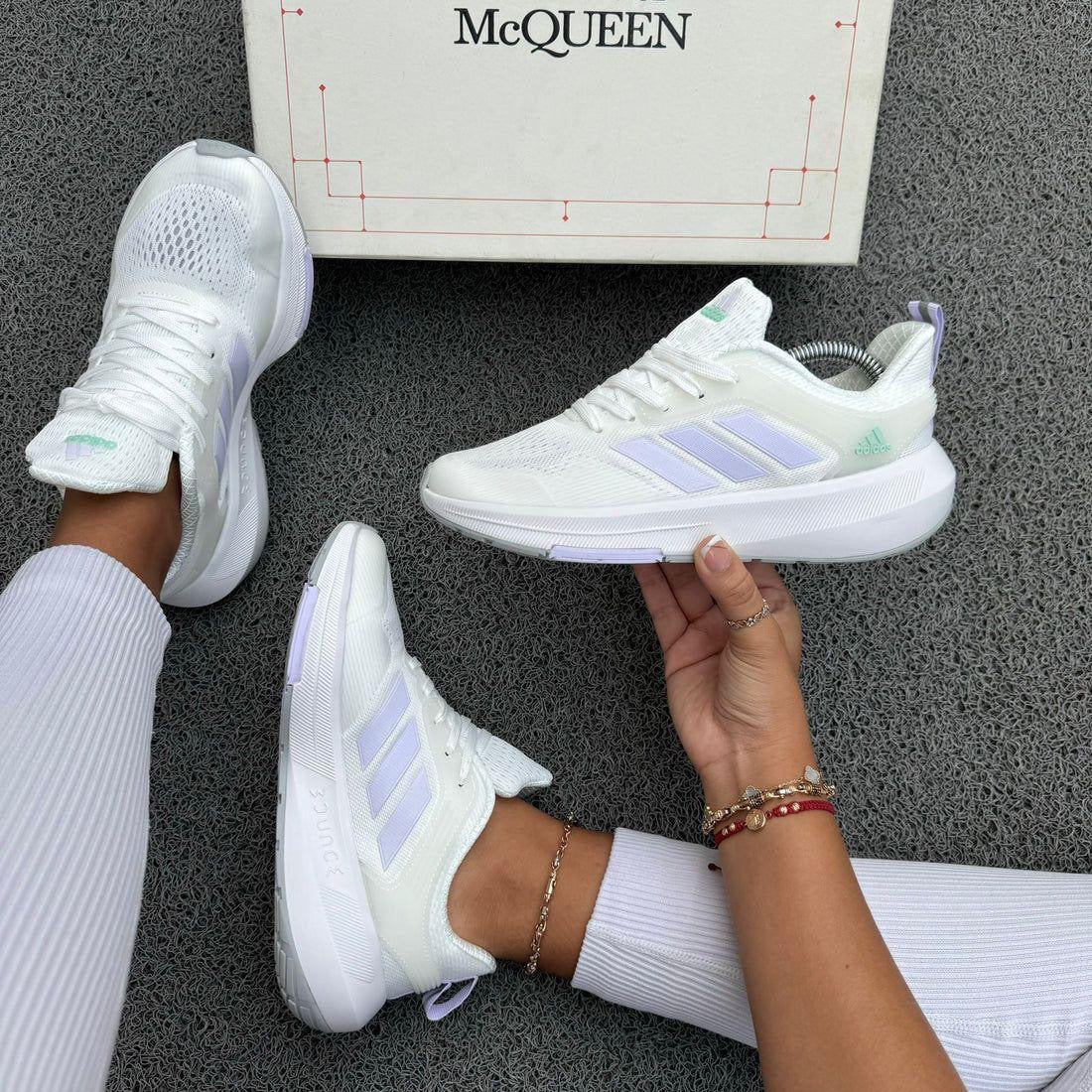 Zapatillas Adidas Ultra Boost de Taboada, calzado de moda con suela blanca y diseño moderno, vistas desde el lateral.