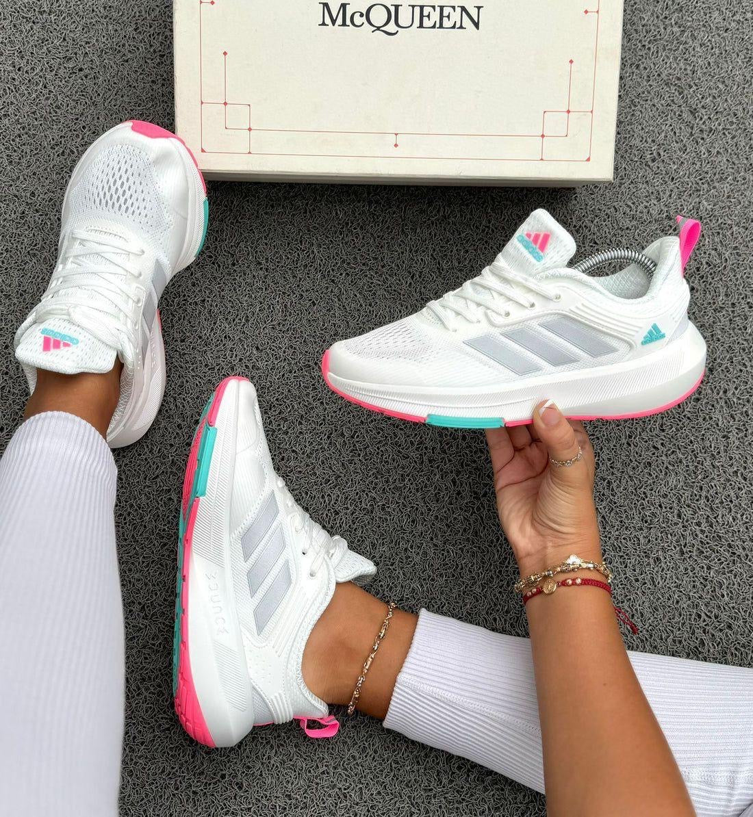 Zapatos Adidas Ultra Boost de moda, vista lateral con detalles en tela y suela blanca, diseñados por Taboada.