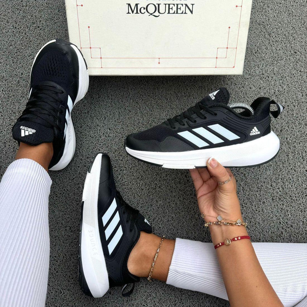 Zapatillas Adidas Ultra Boost de moda en color negro, con diseño deportivo y suela acolchada, marca Taboada.