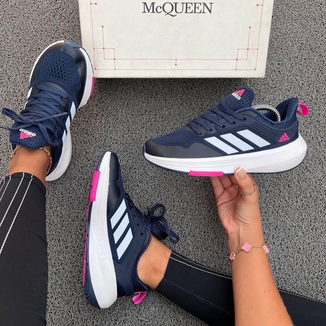 Zapatillas Adidas Ultra Boost de Taboada en color negro con detalles blancos y suela de goma en primer plano.