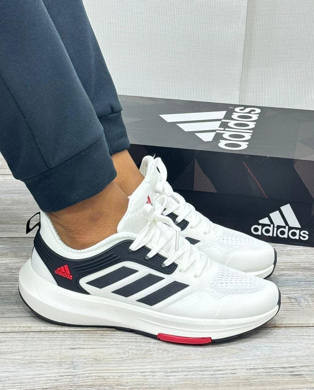 Zapatillas Adidas Ultra Boost para moda, con diseño moderno y detalles en color, mostradas en primer plano.