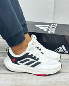 Zapatillas Adidas Ultra Boost para moda, con diseño moderno y detalles en color, mostradas en primer plano.