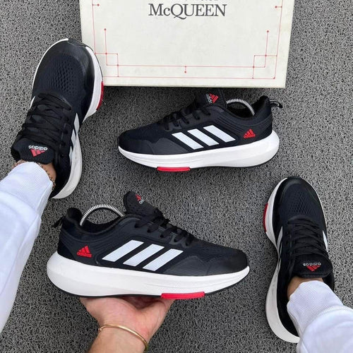 Zapatillas Adidas Ultra Boost de la marca Taboada, estilo de moda con detalles en malla y suela acolchada en color negro.