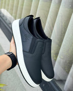 Mocasín Vélez de la marca Tula, calzado de moda en color beige con detalles de costura en la parte superior.