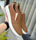 Mocasín Tula Vélez de moda en color marrón con detalles de gamuza y suela de goma, estilo cómodo y elegante para mujer.