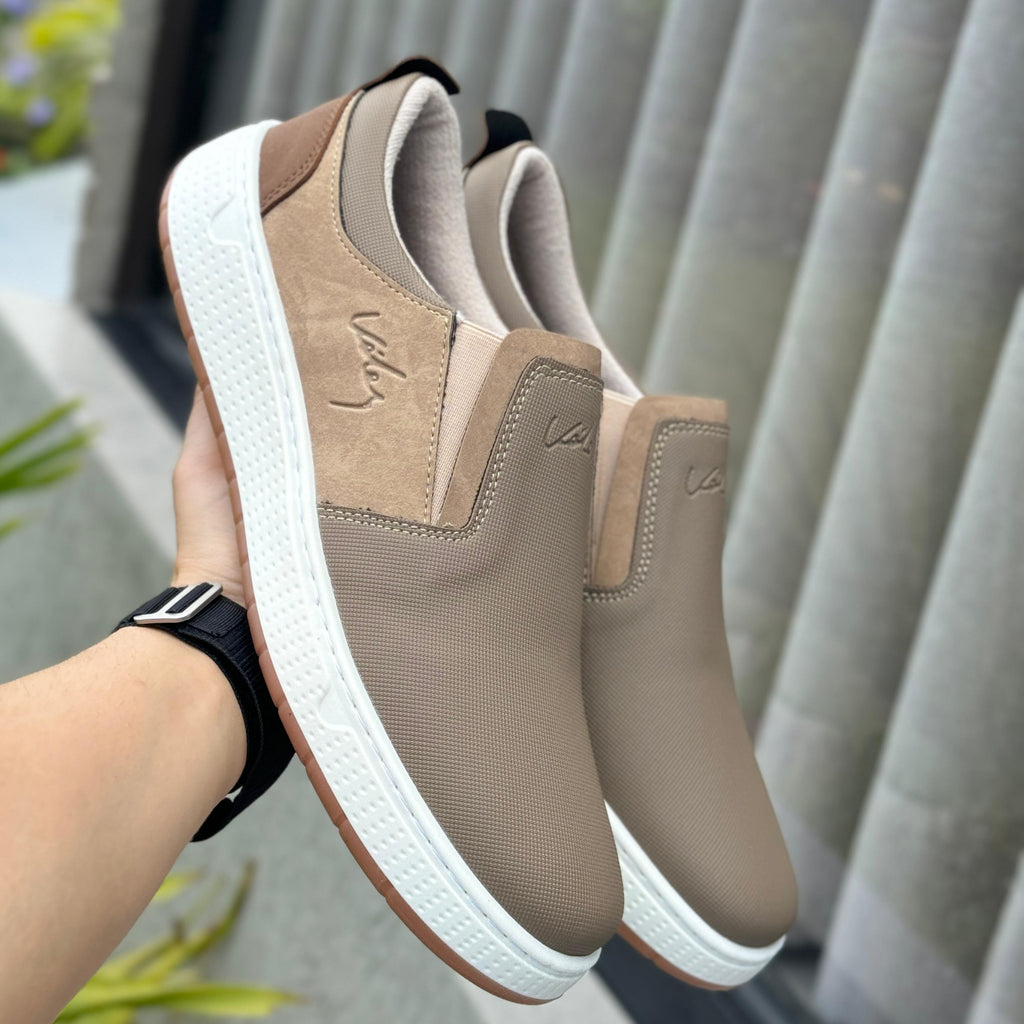 Mocasín Tula Vélez de moda, con diseño elegante y cómodo, en color marrón claro, visible en la imagen.