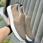 Mocasín Tula Vélez de moda, con diseño elegante y cómodo, en color marrón claro, visible en la imagen.