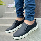 Mocasín Tula Vélez en moda, con diseño elegante y detalles de piel en color neutro, visible en la imagen.