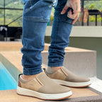 Mocasin Tula Vélez de moda en color neutro, de cuero suave y diseño clásico para comodidad y estilo.