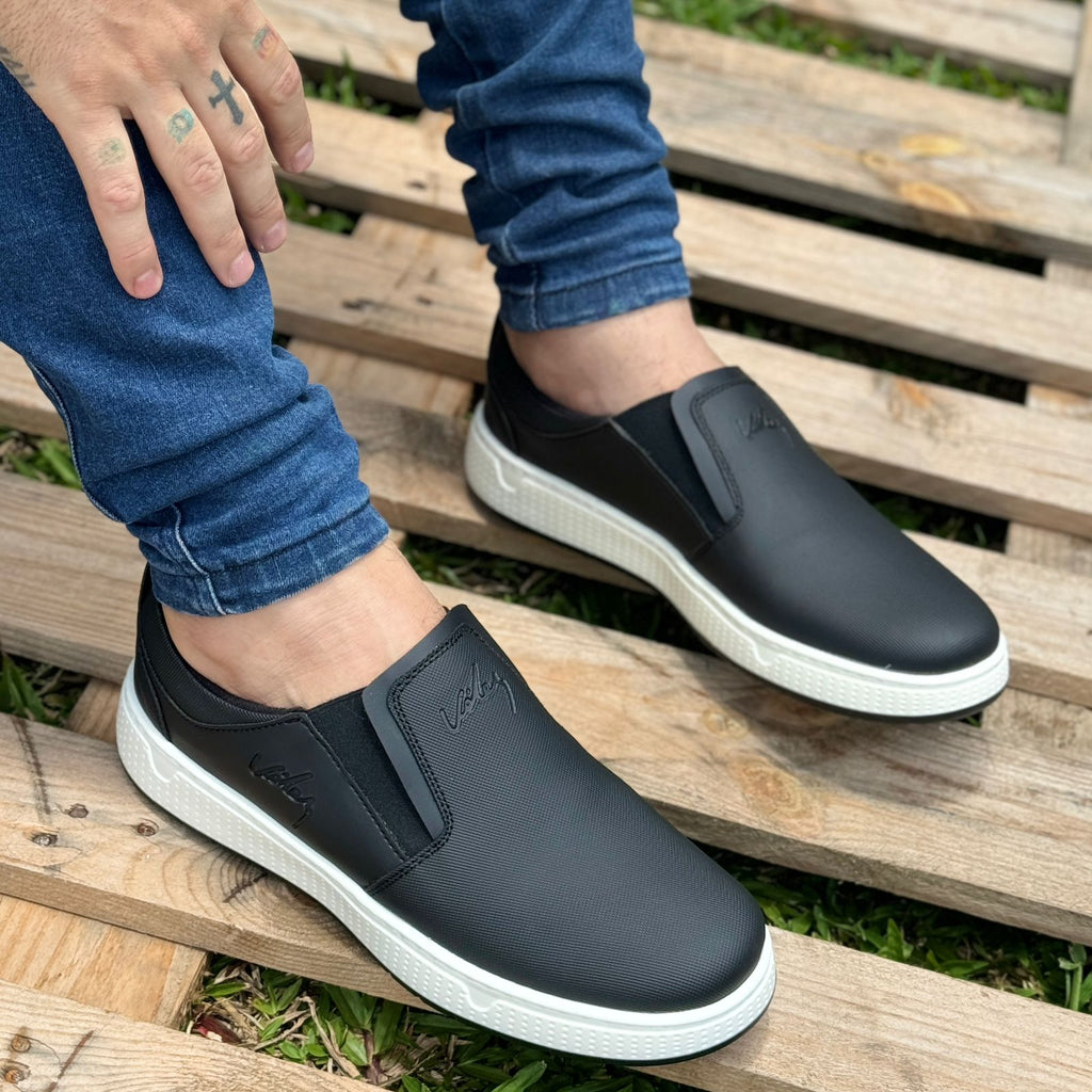 Mocasin Tula Vélez de moda en color marrón con detalles de costura y plantilla acolchada, vista frontal del calzado.