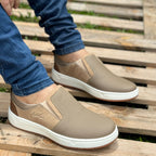 Mocasin Vélez de la marca Tula, calzado de moda en color neutro, con diseño clásico y detalles de textura en la superficie.