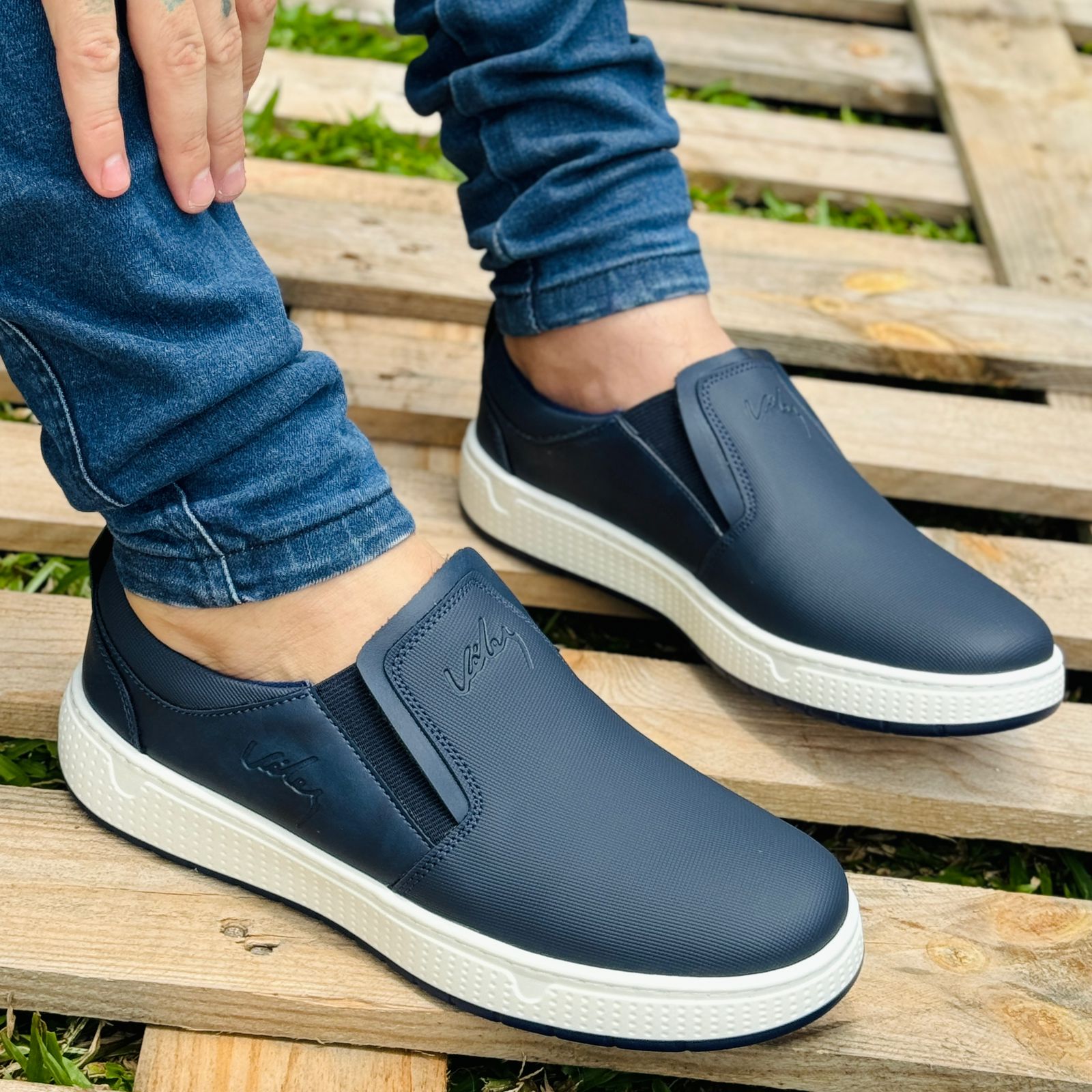 Mocasin Tula Vélez de moda en color neutro, con diseño cómodo y elegante, visible en la imagen.