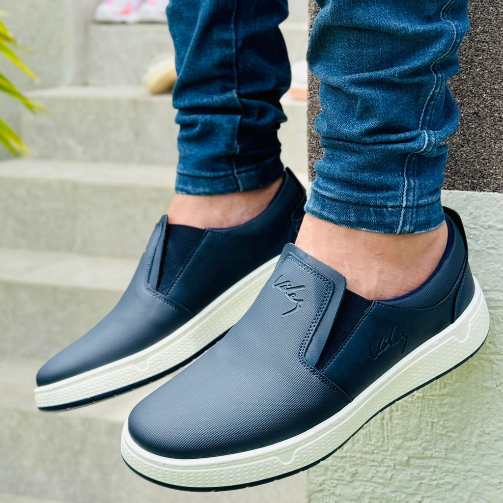 Mocasin Vélez de la marca Tula, calzado de moda en cuero en color neutro, con diseño cómodo y elegante.