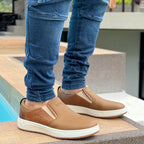 Mocasin Tula Vélez de moda en color marrón con detalles de cuero y suela cómoda, ideal para estilo casual y elegante.