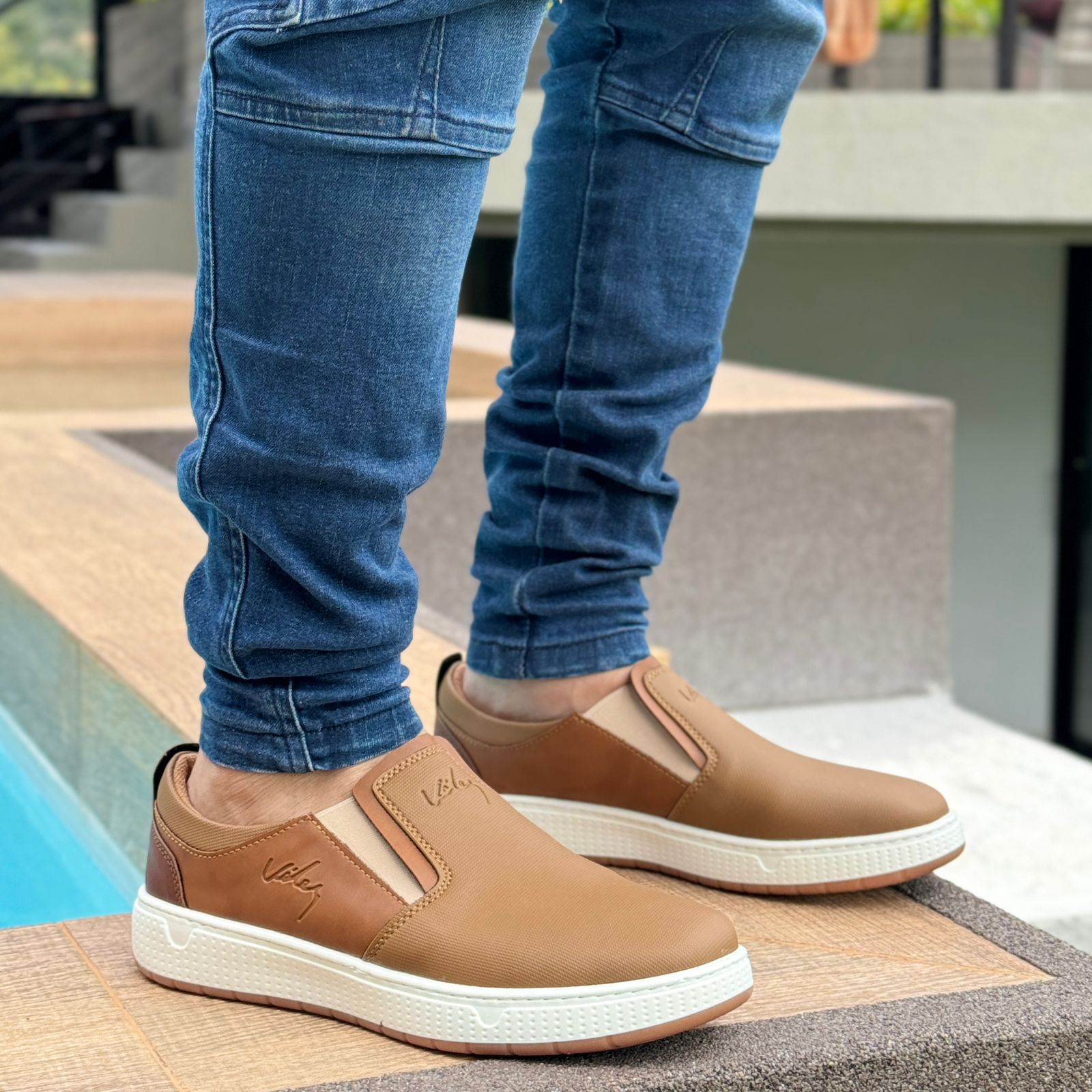 Mocasin Tula Vélez de moda en color marrón con detalles de cuero y suela cómoda, ideal para estilo casual y elegante.