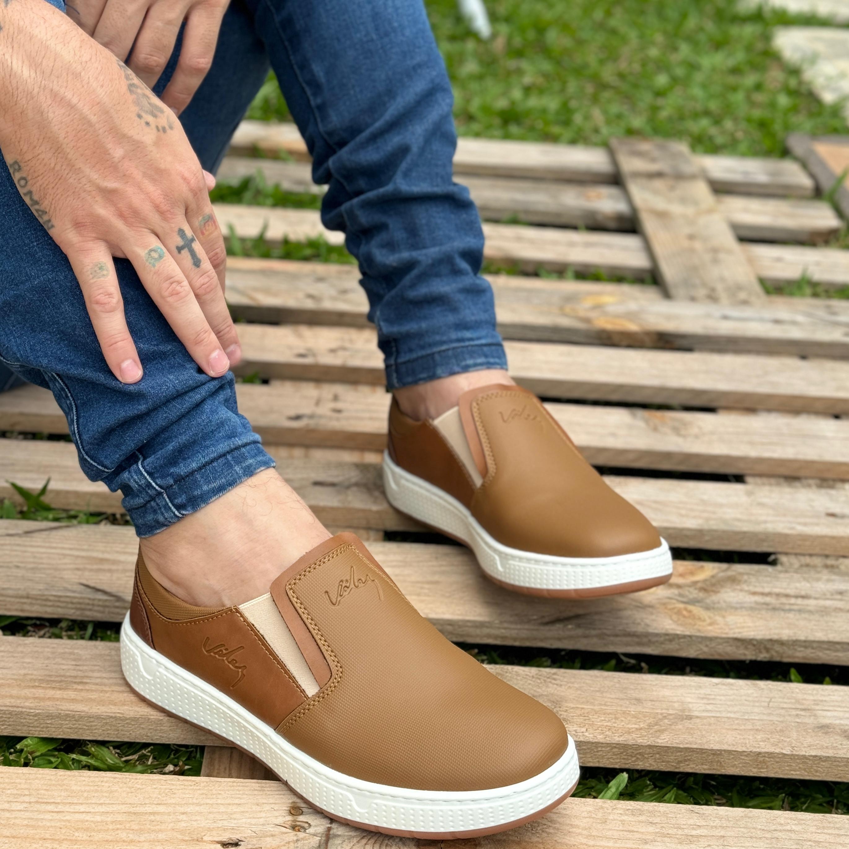 Mocasín Tula Vélez de moda en color beige con detalles de costura, calzado cómodo y elegante para mujer.