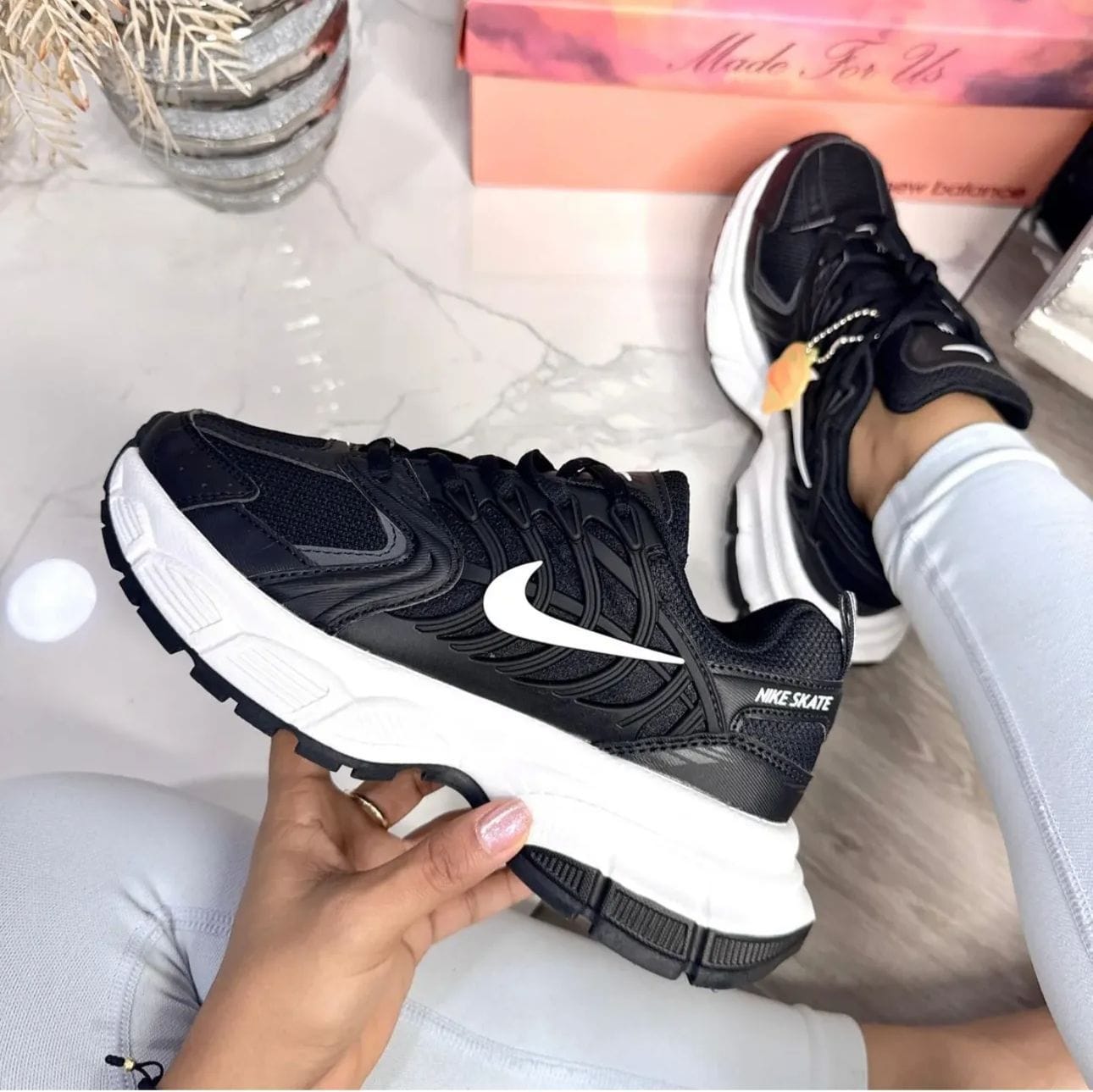 Zapatos Nike Skate Tula de moda en color negro y blanco, con diseño deportivo y estilo urbano en la imagen.