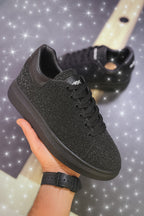 Tenis Tula Mcqueen Stars de moda, vista frontal con diseño en colores vibrantes y detalles en negro sobre fondo blanco.