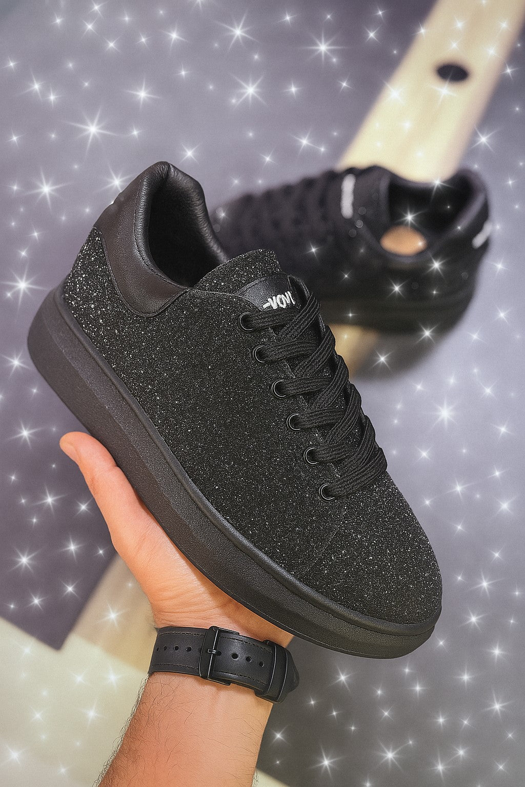 Tenis Tula Mcqueen Stars de moda, vista frontal con diseño en colores vibrantes y detalles en negro sobre fondo blanco.