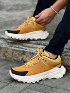 Tenis Timberland de moda en color gris con suela blanca, diseñados por Taboada, ideales para estilo casual y confort.