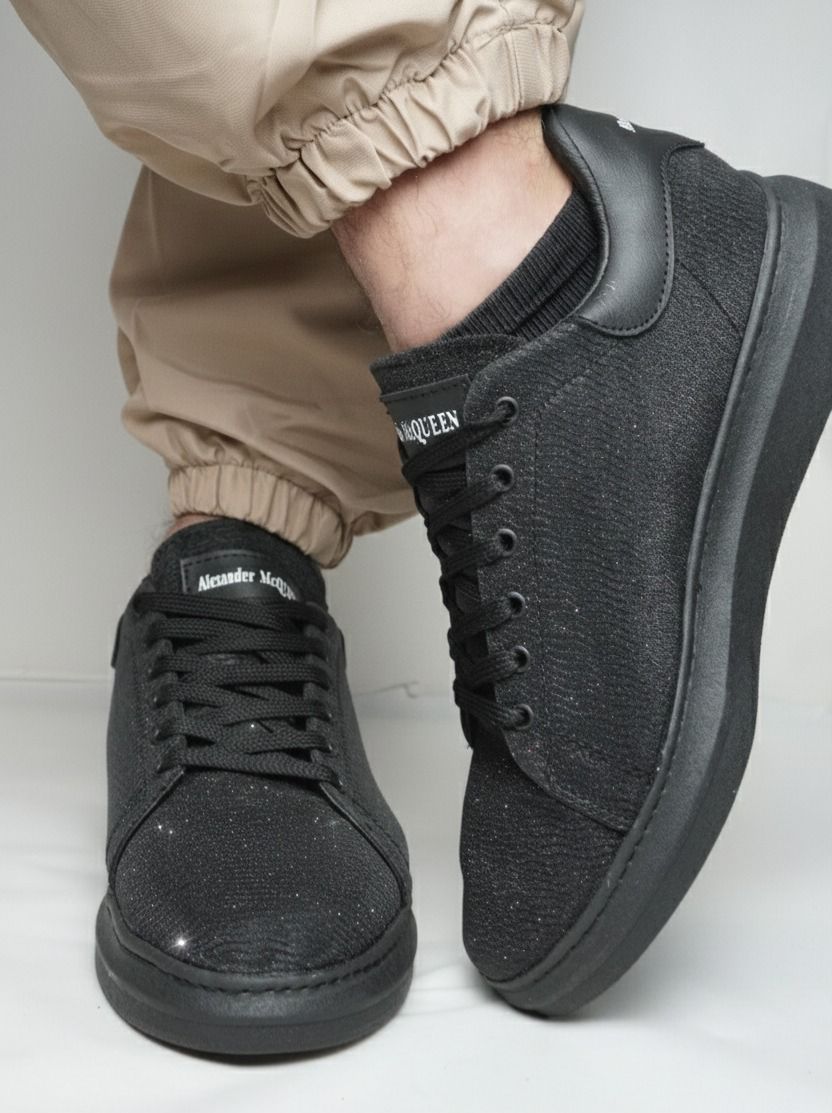 Zapatillas de moda Tula Mcqueen Stars con diseño moderno y detalles en colores vivos, vistas desde el lateral.