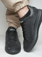Zapatillas de moda Tula Mcqueen Stars con diseño moderno y detalles en colores vivos, vistas desde el lateral.