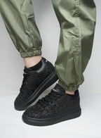 Tenis Tula Mcqueen Stars de moda en color negro con detalles blancos y estilo moderno, vista lateral.
