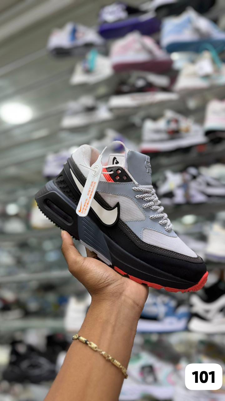 Ropa deportiva Nike Air Max BM de Valkyrie, vista frontal mostrando detalles y diseño en colores vibrantes.