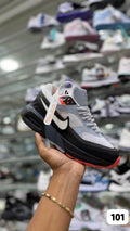 Ropa deportiva Nike Air Max BM de Valkyrie, vista frontal mostrando detalles y diseño en colores vibrantes.