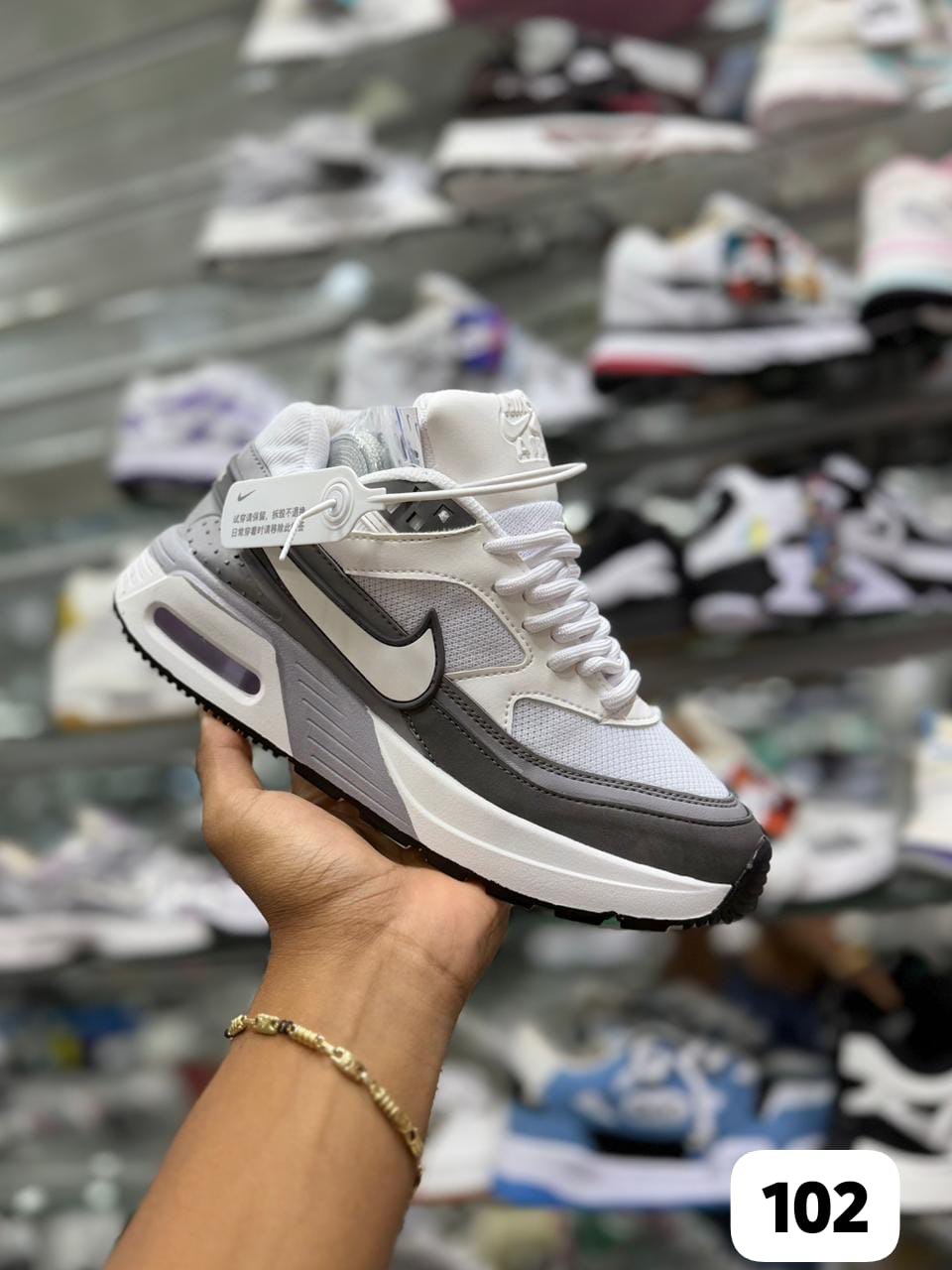 Ropa deportiva Nike Air Max BM de Valkyrie, vista de la prenda en color y diseño con detalles en la imagen.