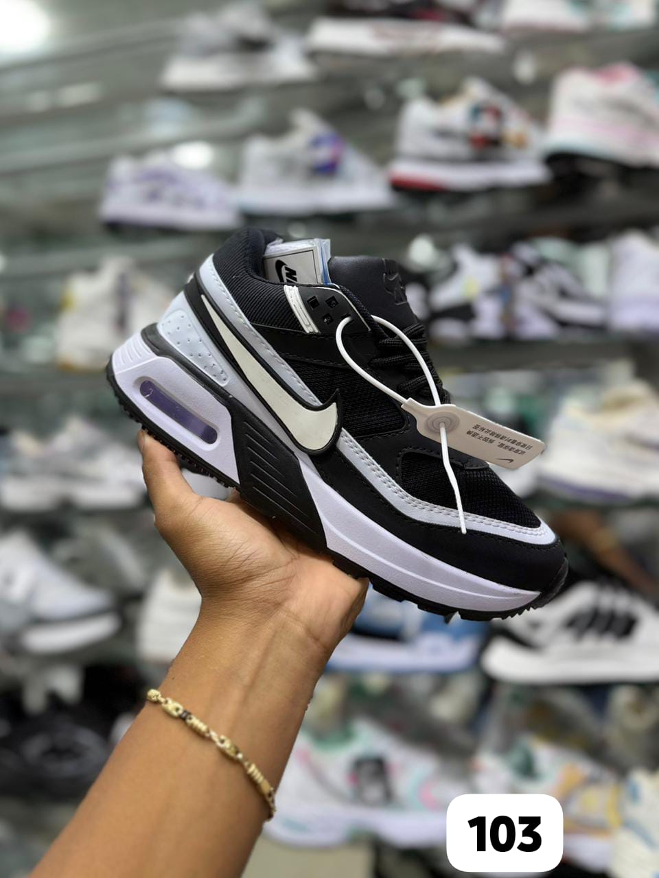 Ropa deportiva Nike Air Max BM de la marca Valkyrie, camiseta negra con detalles en blanco y logotipo en el frente.