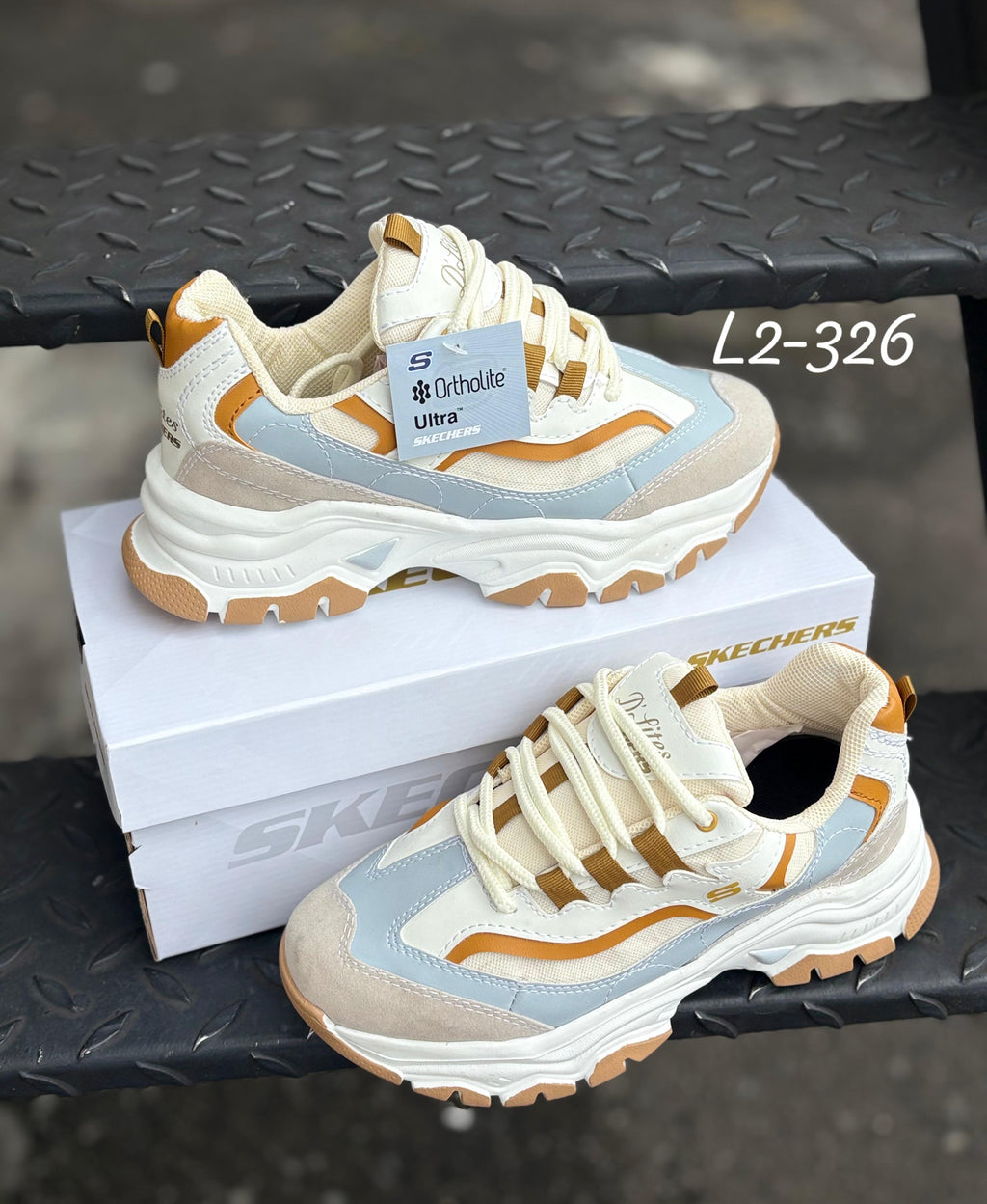 Ropa deportiva Skechers Valkyrie, conjunto de entrenamiento con sudadera y pantalones deportivos en colores vibrantes.