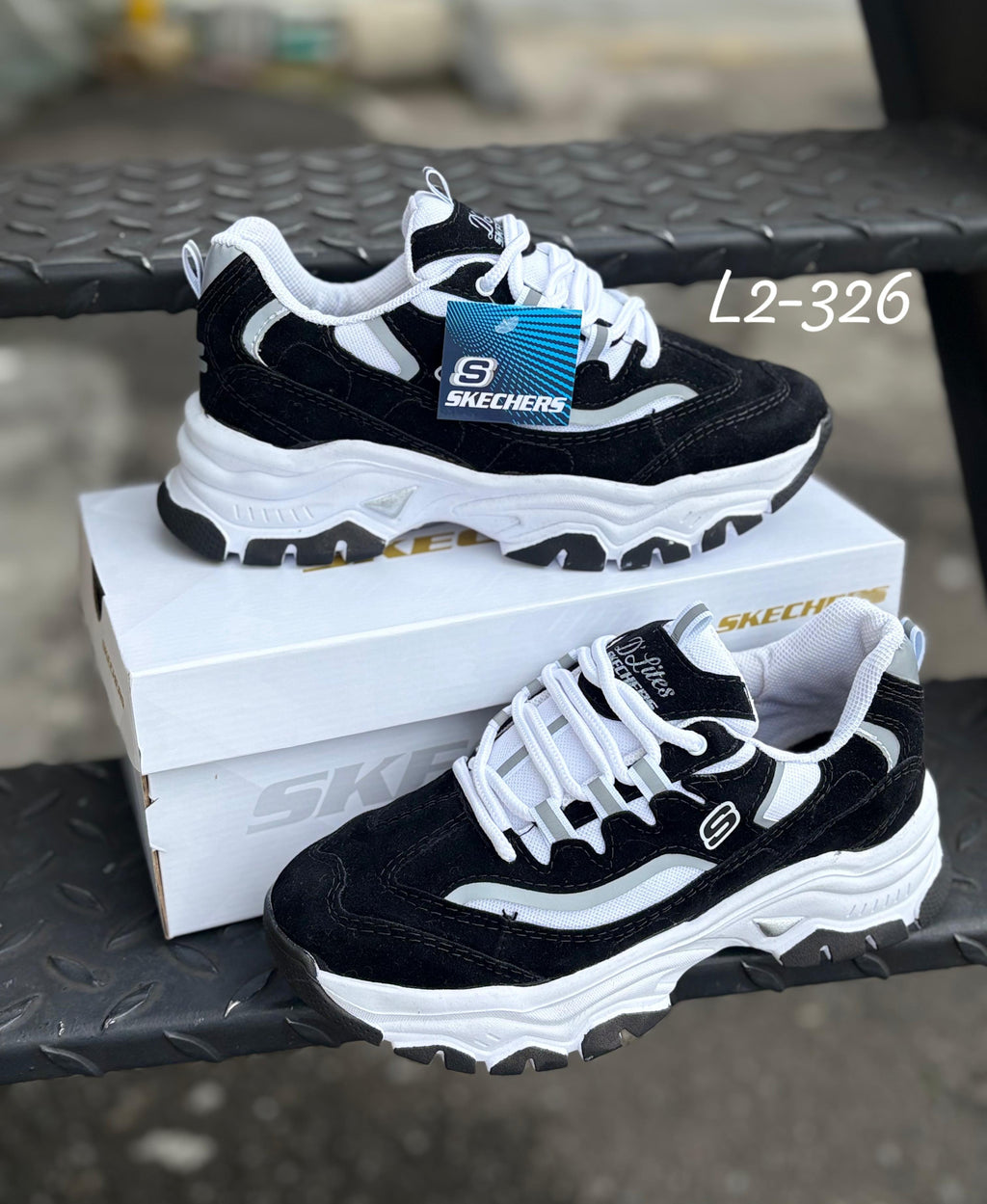 Ropa deportiva Skechers Valkyrie, conjunto de ropa de entrenamiento con detalles en gris y rosa en una imagen.