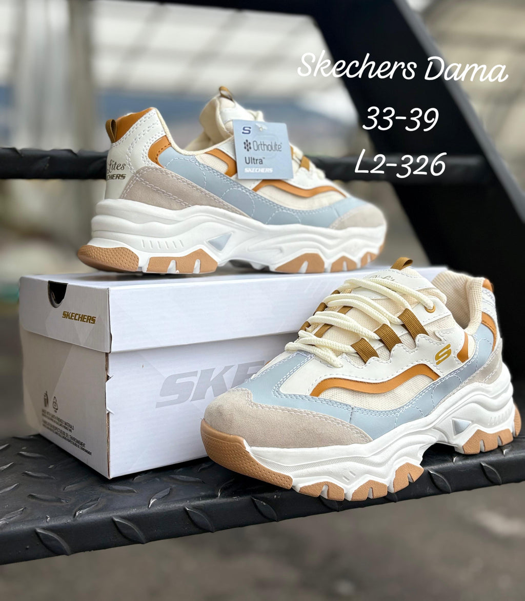 Ropa deportiva Skechers Valkyrie, conjunto de entrenamiento con camiseta y pantalones en colores neutros, vista frontal.