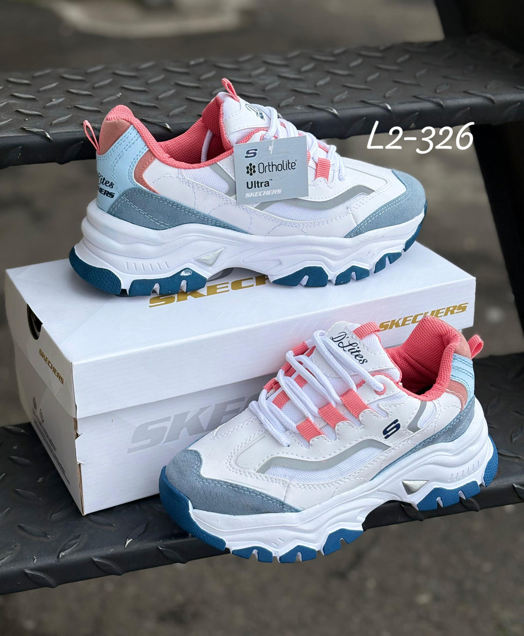 Ropa deportiva Skechers Valkyrie, conjunto de entrenamiento con camiseta y pantalones deportivos en tonos oscuros.